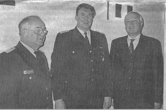 von links : Alfred Swiechota Gemeindebrandmeister, Erwin Staats, stellv.Gemeindebrandmeister, Harmut Marotz Bürgermeister